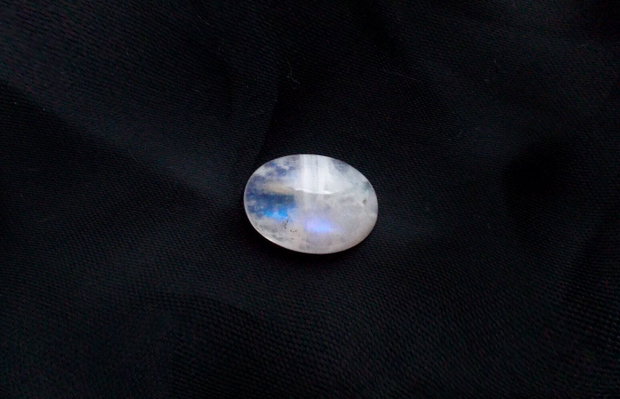 Moonstone  oval - M57