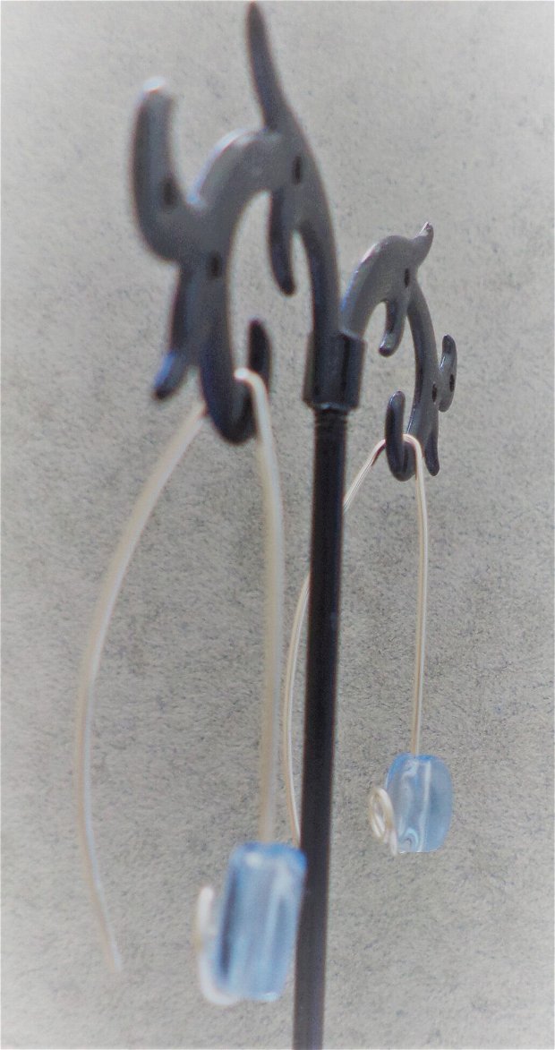 Cercei handmade din sarma gilt si margele din sticla electroplacata
