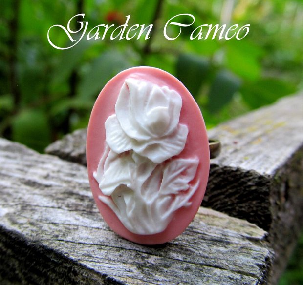 Inel reglabil cu camee roz-alb, model floral