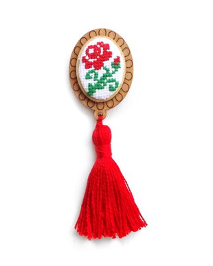 Brosa  cu broderie manuala si ciucur cod BL2398