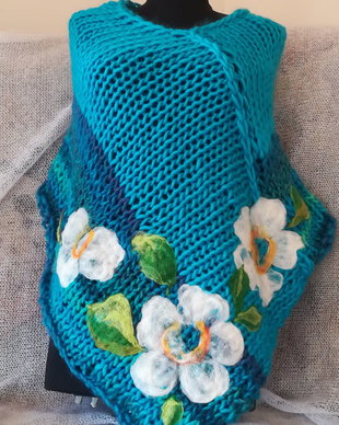 Poncho, Capalet cu flori de lână merinos impaslite