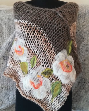 Poncho, Capalet cu flori de lână merinos impaslite