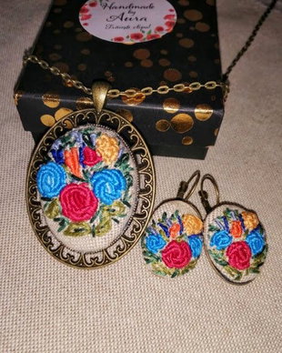 Set bijuterii cu broderie manuala