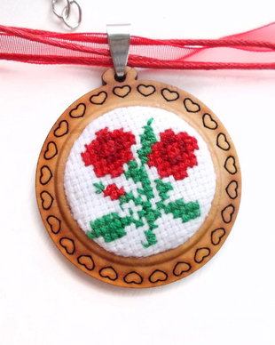 Colier cu pandantiv din lemn si broderie manuala cod CL6795