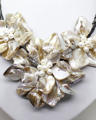 K0964 - Pandantiv, 3 flori, scoica, sidef ciocolatiu-beige, snur impltit imitatie piele