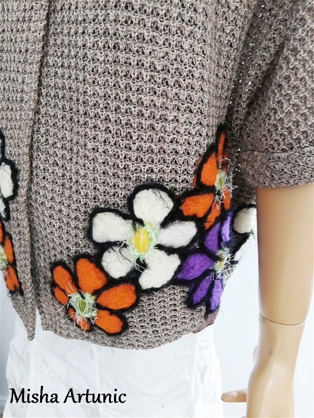 Vanut Bluza cu flori stilizate impaslite