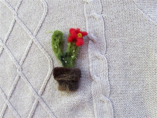 brosa/decor din lana impaslita `Floare de cactus`