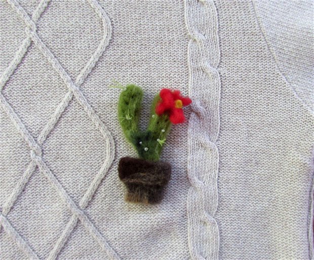 brosa/decor din lana impaslita `Floare de cactus`