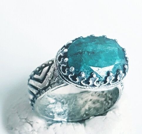 inel unicat, vintage, din argint 999 cu cristal fatetat de smarald