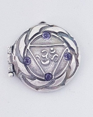 pandantiv unicat, tip locket, din argint fin, cu mandala timeless si ametiste