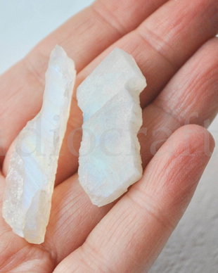 Piatra lunii ( moonstone ) brute