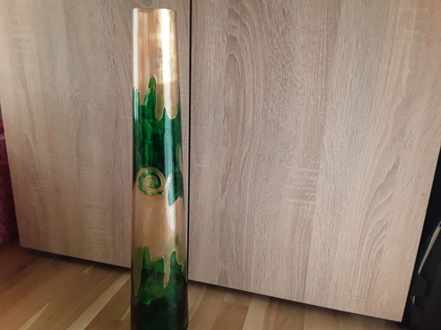 Vaza decorativă inalta pictată manual verde si auriu