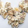 K0962 - Pandantiv, 7 flori, scoica, sidef beige, snur impletit imitatie piele