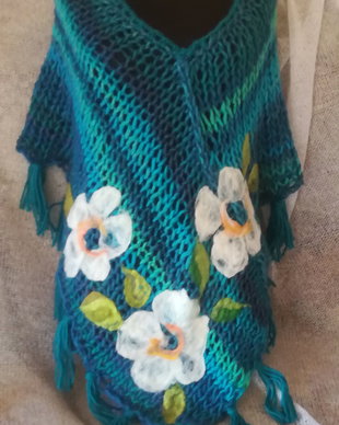 Poncho tricotat manual cu flori de lână merinos impaslite