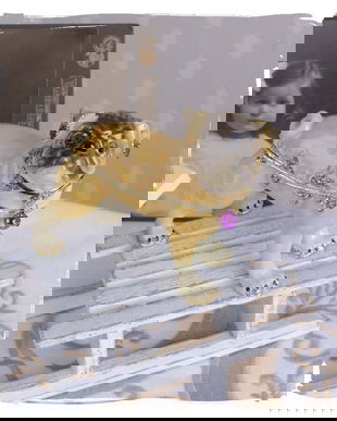 Caseta de bijuterii din metal emailat cu un catel mops