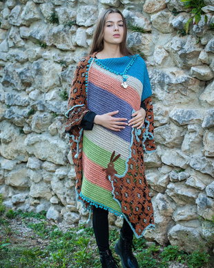 Un poncho vesel și accesorizat cu un iepurilă