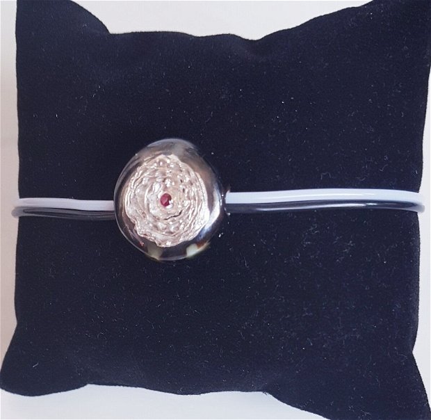 brățara unicat, cu element din portelan glazurat si argint fin cu rubin și manseta din silicon alb-negru