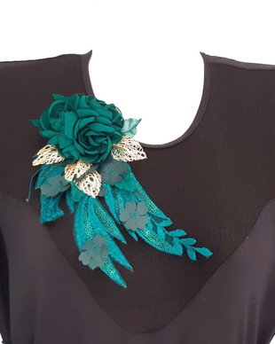 Aplicatie eleganta din flori textile/Brosa textila
