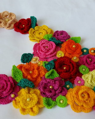Colier crosetat din flori colorate