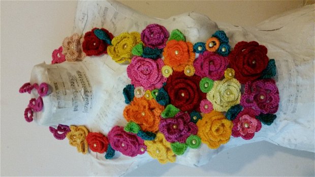 Colier crosetat din flori colorate
