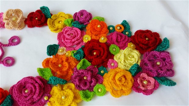 Colier crosetat din flori colorate
