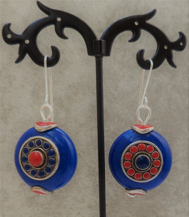 Cercei handmade din sarma si margele din rasina cu symbol nepalez (simbol al cercului sau al soarelui/cercei talisman