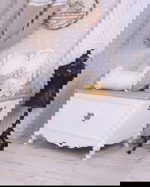 Banca din lemn masiv alb cu inimioare si margine grej