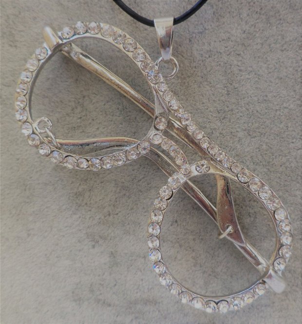 Colier handmade cu pandantiv sub forma de ochelari montat pe snur din piele naturala