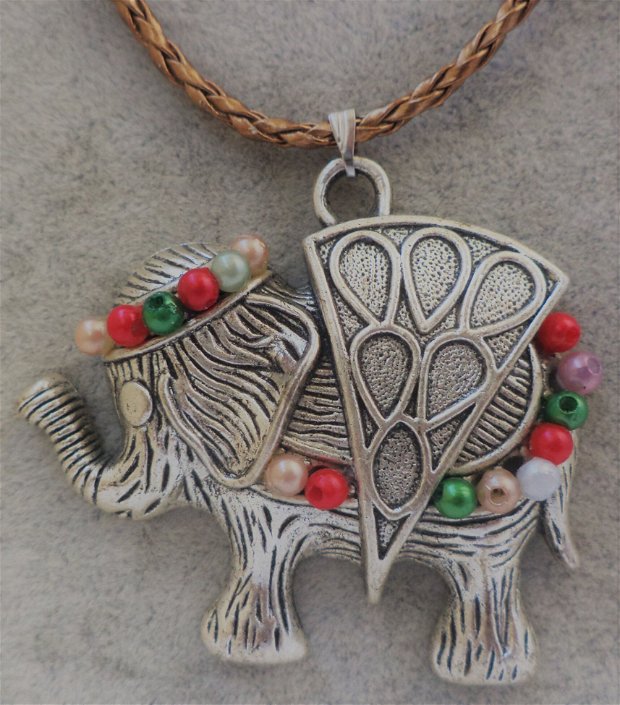 Colier handmade cu pandantiv din argint tibetan sub forma de elefant montat pe un snur din piele ecologica