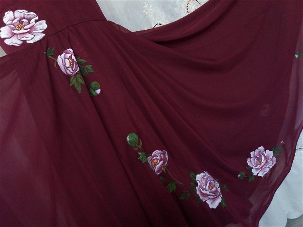 Pictura cu flori alb-roz , pe o rochie ampla de voal grena