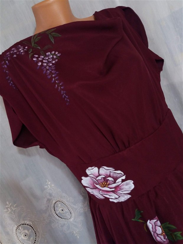 Pictura cu flori alb-roz , pe o rochie ampla de voal grena