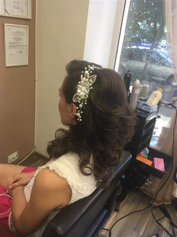 Rihanna  Bridal comb - Accesoriu par cu flori și perle