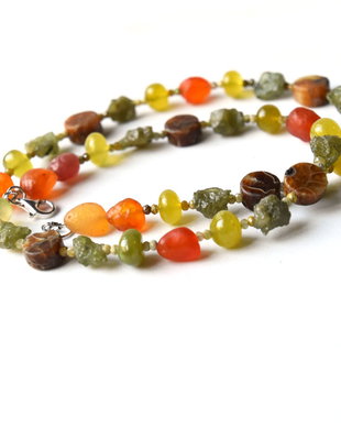 Colier din peridot, agate Gobi, amoniti si granat verde