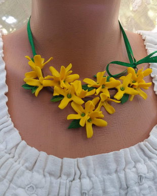 Colier bogat cu forsythia