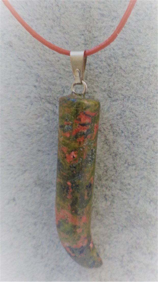 Colier handmade din snur de piele naturala si medalion din piatra de unakit/colier barbatesc/colier unisex/colier talisman