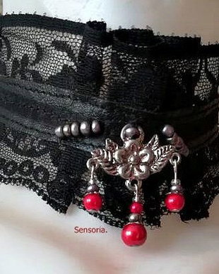 chocker diafan dantelat cu floare si perle rosii