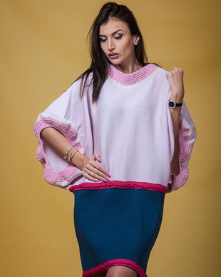 Rochie , vestă sau o bluză colorată