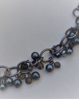 Bratara handmade din lant metalic ,perle din sticla si cristale fatetate.