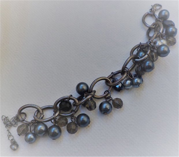 Bratara handmade din lant metalic ,perle din sticla si cristale fatetate.