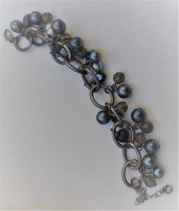 Bratara handmade din lant metalic ,perle din sticla si cristale fatetate.