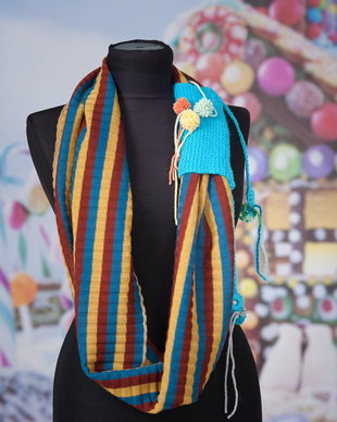 Esarfa colorata,tricotata,accesorizata cu croset