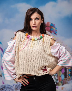 Bluză tricotată ,accesorizată cu veselie