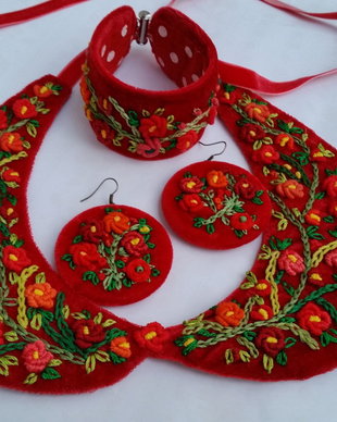 Set rosu din catifea brodata.Colier cercei.rezervat bratara