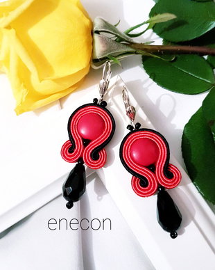 Cercei soutache rosii cu cristale negre