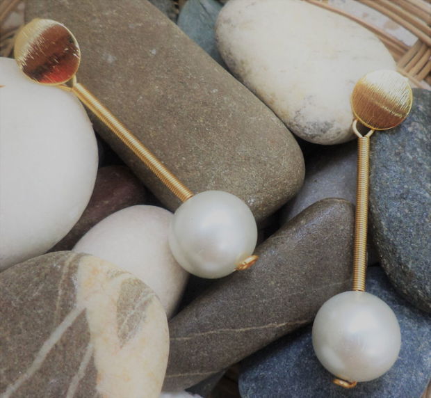 Cercei handmade din sarma de cupru placata cu aur si perle din sticla