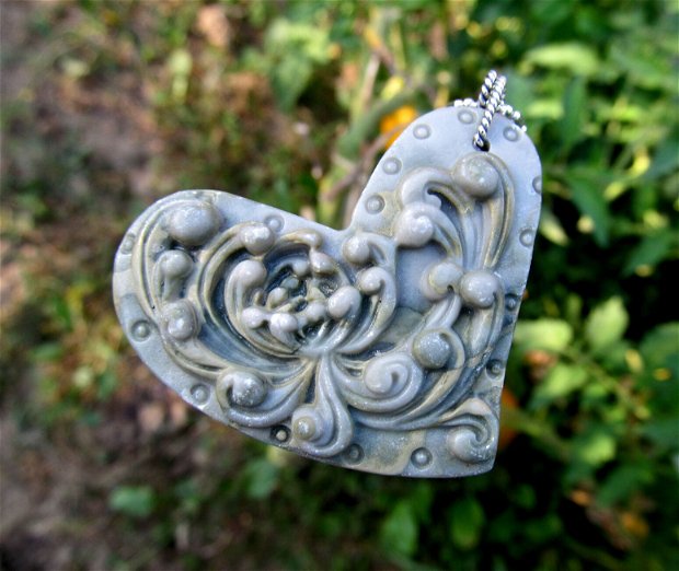 Pandantiv inima din piatra cu crizantema sculptata