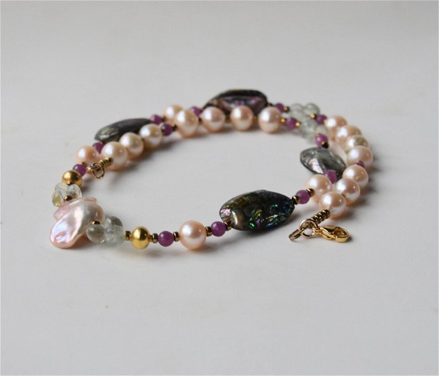 Colier din perle de cultura, scoici abalone, prasiolit, safir roz, hematit si margele de argint aurit