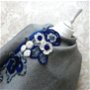 Capă din jerse plin, gri cu albastru, decorata cu aplicații manuale croșetate