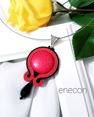 Pandantiv soutache rosu cu cristal negru