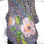 Poncho tricotat manual cu flori de lână merinos impaslite